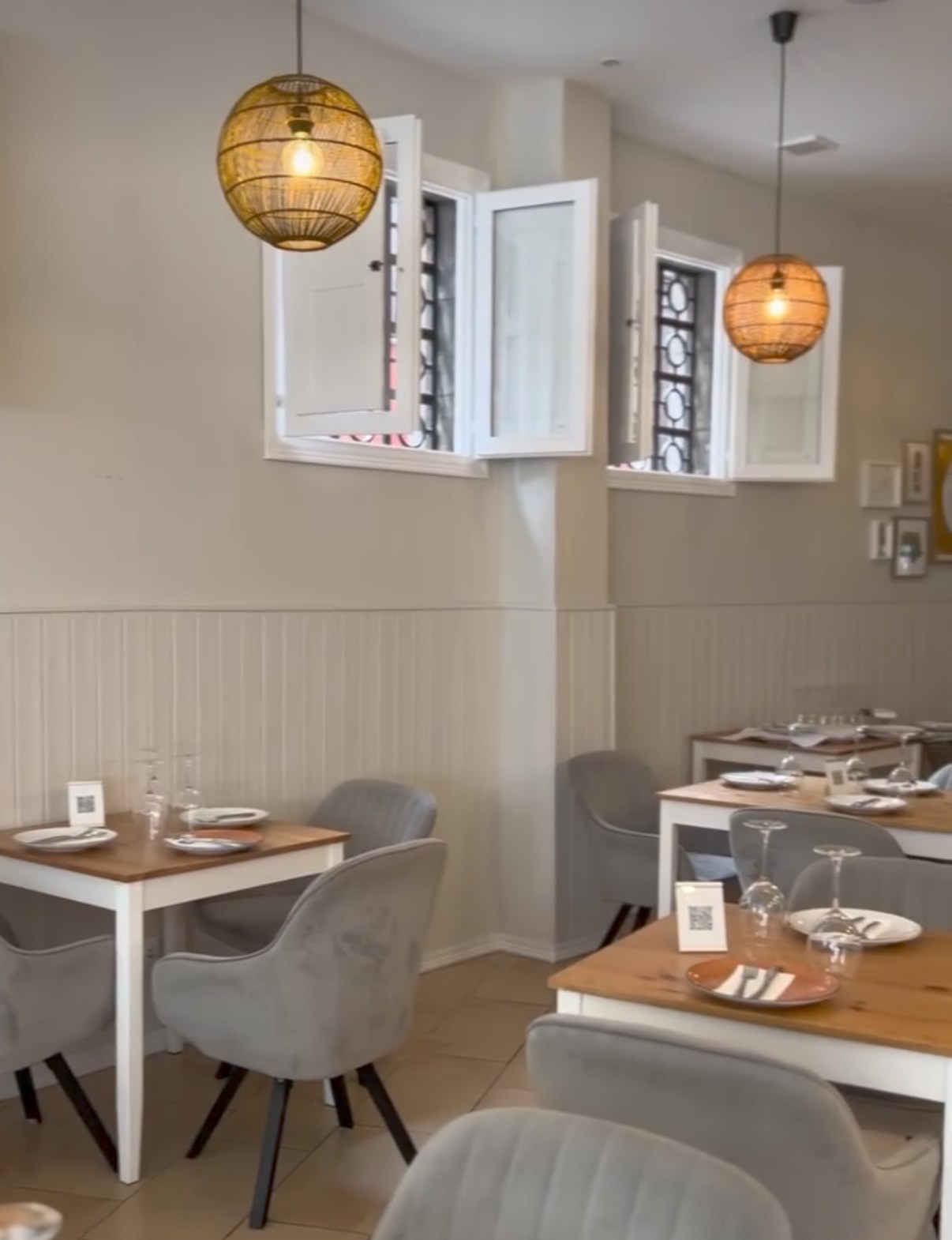Comedor real del restaurante Mestura, con mesas preparadas y lámparas cálidas